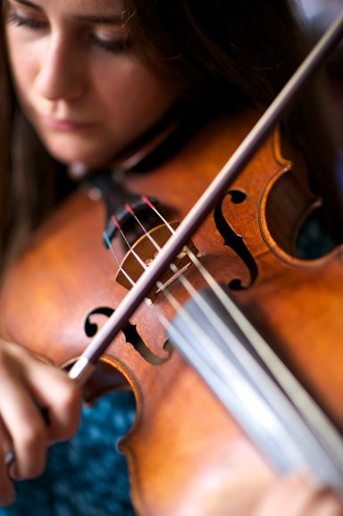 woman playing the violin