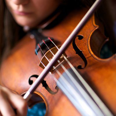 woman playing the violin