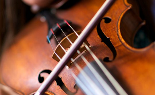 woman playing the violin